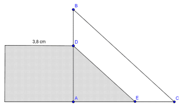 På figuren er det et rektangel og to rettvinklede trekanter ABC og ADE, der det skraverte området består av rektanglet og den minste trekanten (ADE). Den ene siden i rektanglet er på 3,8 cm, mens den andre siden er lik siden AD i det minste rektanglet (en katet). Vinkel EAD=90 grader, det samme er CAB. Vinklene ADE og ABC er også like store.